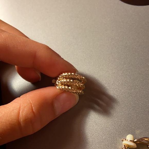 Little gold hoop clip-on earrings - Picture 4 of 5